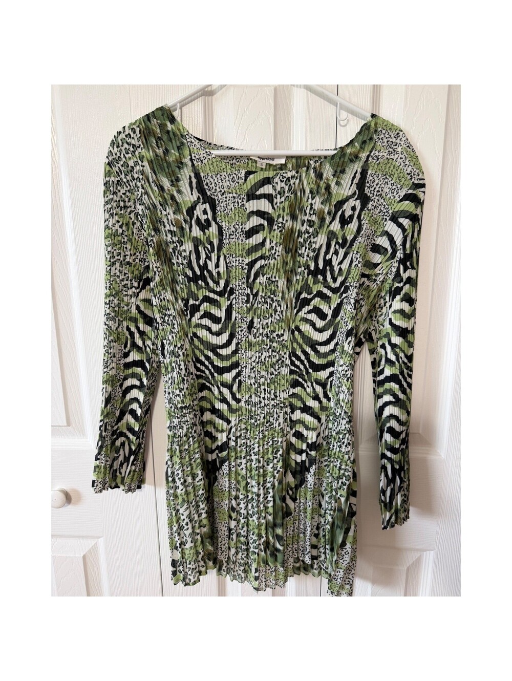 Appraisal Small Green Animal Print Long Sleeve Pleated Top